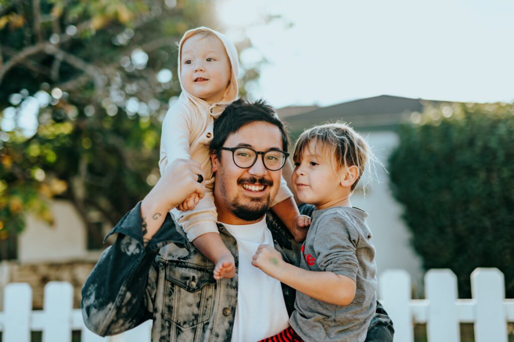 子供を方の上に乗せる男性