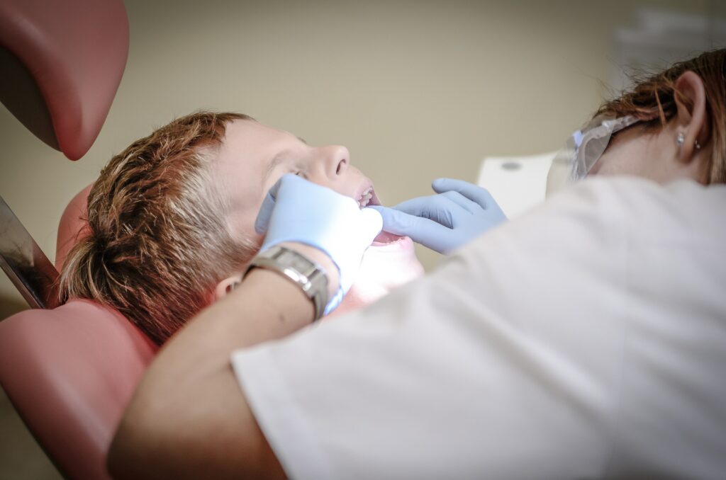 歯を確認する歯医者