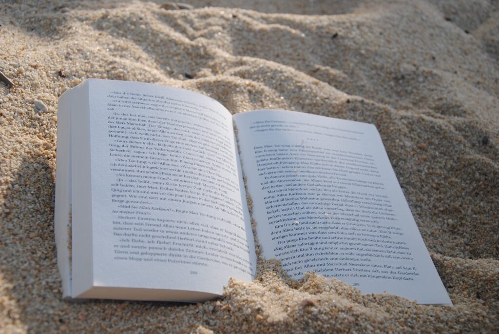 浜辺に捨てられた本