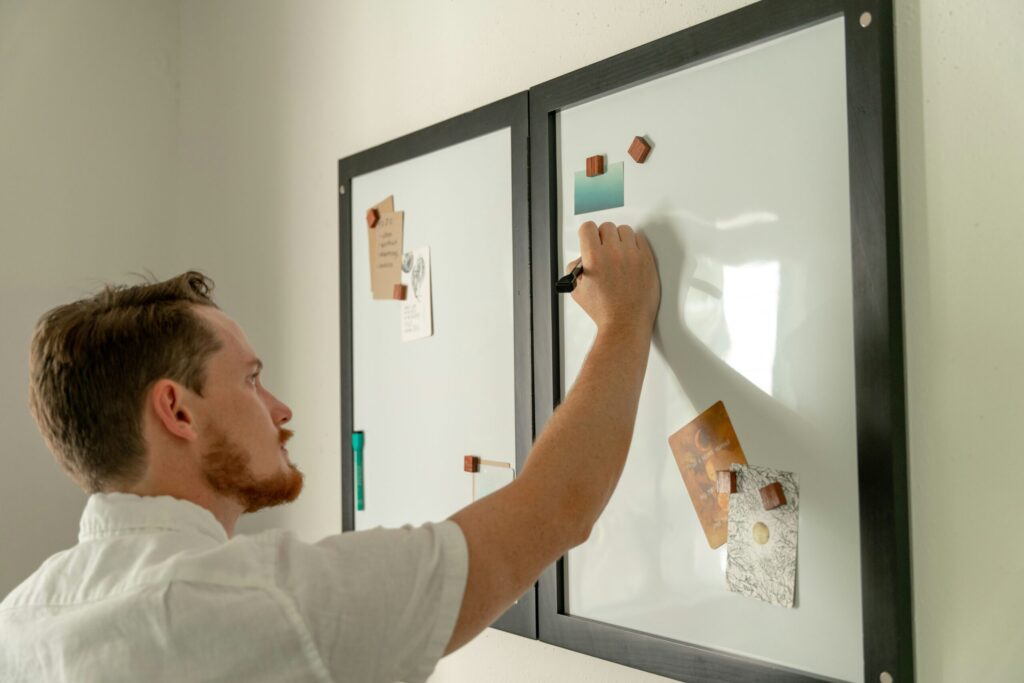 ホワイトボードに書いている男性